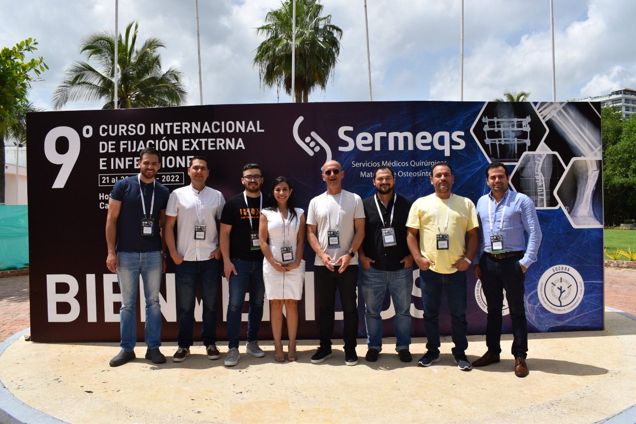 El grupo y egresados del programa en el 9.º Curso Internacional de Fijación Externa e Infecciones, 2022